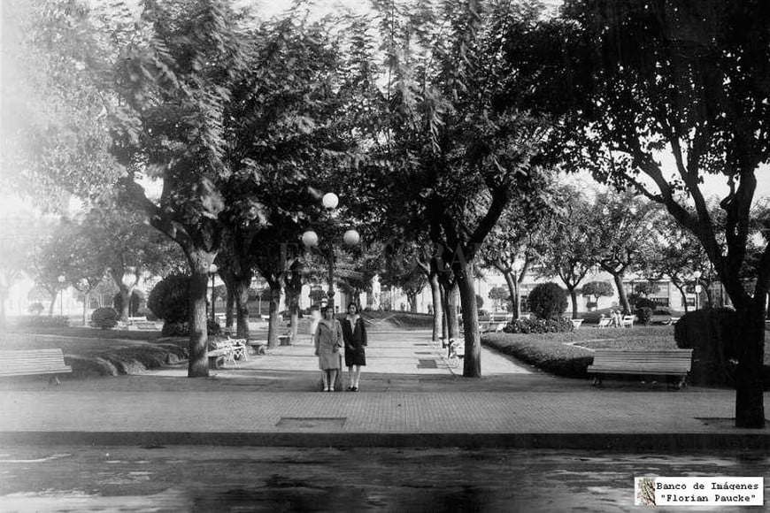 ELLITORAL_323477 |  Banco de imágenes Florian Paucke En el siglo XX la Plaza Pueyrredón se convirtió en un lugar tradicional en la ciudad