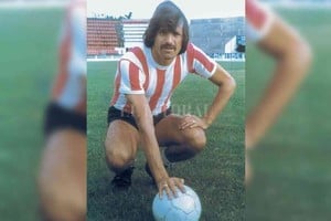Archivo Con la camiseta de Unión, cuando retornó al club en 1981 después de haber sido campeón del mundo y de haber triunfado en River.