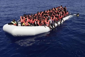 ELLITORAL_215920 |  Internet Migrantes a la deriva en el Mediterráneo.