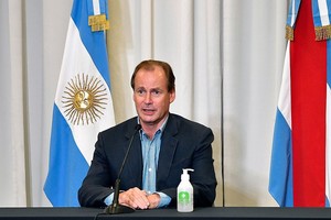 ELLITORAL_373712 |  Gentileza NOTICIAS ARGENTINAS PARANA 
ABRIL 23: El gobernador de 
Entre RÃ­os, Gustavo Bordet, 
decretÃ³ nuevas restricciones 
en la provincia que regirÃ¡n a 
partir de maÃ±ana, entre ellas 
la prohibiciÃ³n para circular 
entre las 0:00 y las 6:00 y 
aforos al 50% en locales 
gastronÃ³micos y gimnasios, en 
tanto que las clases 
presenciales se mantendrÃ¡n.
Foto NA