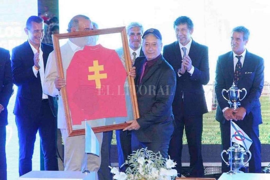 ELLITORAL_427343 |  Gentileza. Carlos Felice, propietario del Stud Haras El Ángel de Venecia, y el orgullo santafesino por el gran triunfo de Village King.