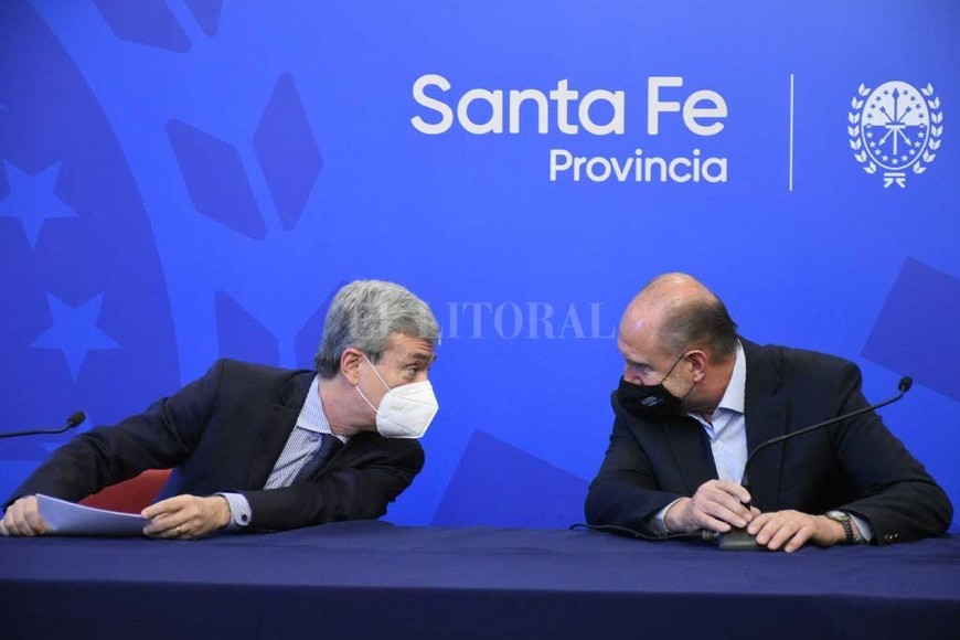 ELLITORAL_431733 |  Pablo Aguirre El ministro Agosto explicó los alcances del decreto nacional y Perotti deberá firmar la contragarantía de la provincia para el pago del crédito.
