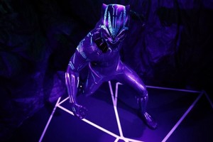 ELLITORAL_376739 |  Reuters Efecto  Vibranium : el traje de la figura de T´Challa en el museo de cera se ilumina de púrpura cuando los visitantes lo tocan.