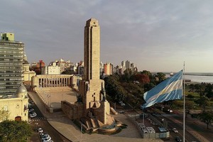 ELLITORAL_386282 |  Fernando Nicola Donde hoy se erige el Monumento Histórico Nacional a la Bandera, Belgrano había emplazado las baterías  Libertad  e  Independencia , para prevenir el eventual desplazamiento fluvial de tropas realistas procedentes de Montevideo.