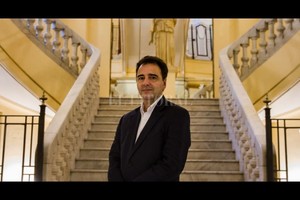 ELLITORAL_417182 |  Gentileza del autor Creo que tengo una especie de inconsciente que me lleva a armar las historias de una manera bastante impulsiva y a veces atolondrada, pero que me va dando resultado , señaló De Santis.