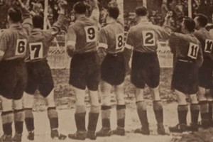 ELLITORAL_379985 |  Gentileza TyC Sports Con números dorsales. Los azules de Inglaterra llegaron a la cancha de Unión, ese 17 de junio de 1929, con números en las espaldas de sus camisetas. Acá, en Santa Fe, era toda una  novedad .