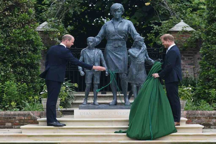 ELLITORAL_387305 |  Gentileza William y Harryhan inaugurado una estatua en su honor en el \\´Sunken Garden\\´, los jardines del Palacio de Kensington en Londres.