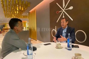 ELLITORAL_417708 |  El Litoral. Jorge Valdano en el extenso mano a mano con El Litoral en Madrid. Un hombre que se codeó con el éxito, tanto adentro como afuera de la cancha. Después de Di Stefano, se convirtió en un referente argentino indiscutido para el Real Madrid. Y fue uno de los artífices del título mundial logrado en México.