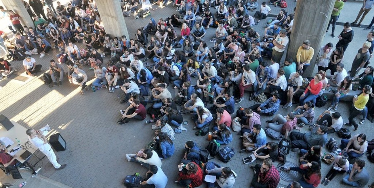 Universitarios cambian los modos de protesta