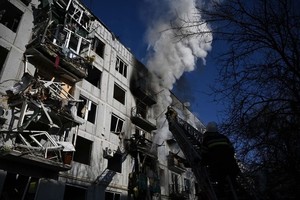 ELLITORAL_439483 |  Reuters. Un edificio de Chuguiv, ciudad ubicada al este de Ucrania, sufre las consecuencias del ataque militar ruso.