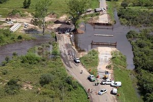 ELLITORAL_117436 |  Secretaría de Comunicación Social Corte total. El intendente corondino admitió que se registró un crecimiento de 3 centímetros a la altura del puente sobre el arroyo Colastiné.