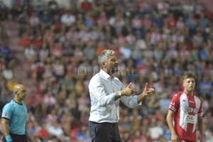 Manuel Fabatía Munúa le da indicaciones a Roldán, en medio del partido ante los tucumanos en el 15 de Abril. El volante se lesionó en Junín y engrosa una lista que ya prende luces amarillas de alarma.