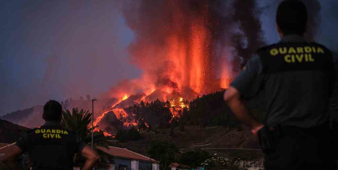 Miles de evacuados y al menos cien casas destruidas por la erupción de un volcán en Canarias