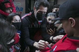 ELLITORAL_391016 |  Telam Eduardo Domínguez firma autógrafos y camisetas antes de la partida hacia el Monumental, en la puerta del hotel sabalero.