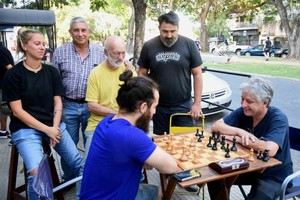 ELLITORAL_439126 |  Gentileza El Maestro Internacional Roberto Servat compartió partidas con los integrantes de la Escuela de Ajedrez.