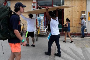 ELLITORAL_397982 |  AP Trabajadores cubren las vidrieras en Tulum (Quintana Roo), donde residentes y turistas comenzaron los preparativos para el impacto del huracán Grace.