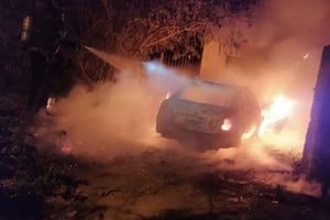 Prensa ABZ Una dotación del cuartel de Bomberos de Santo Tomé extinguí las llamas frente a una vivienda de calle 3 de Febrero al 2200.
