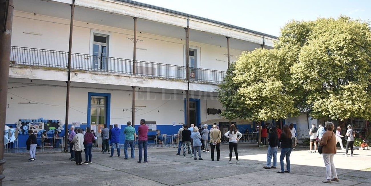 Una intensa jornada electoral en las escuelas santafesinas, que no tendrán clases este lunes