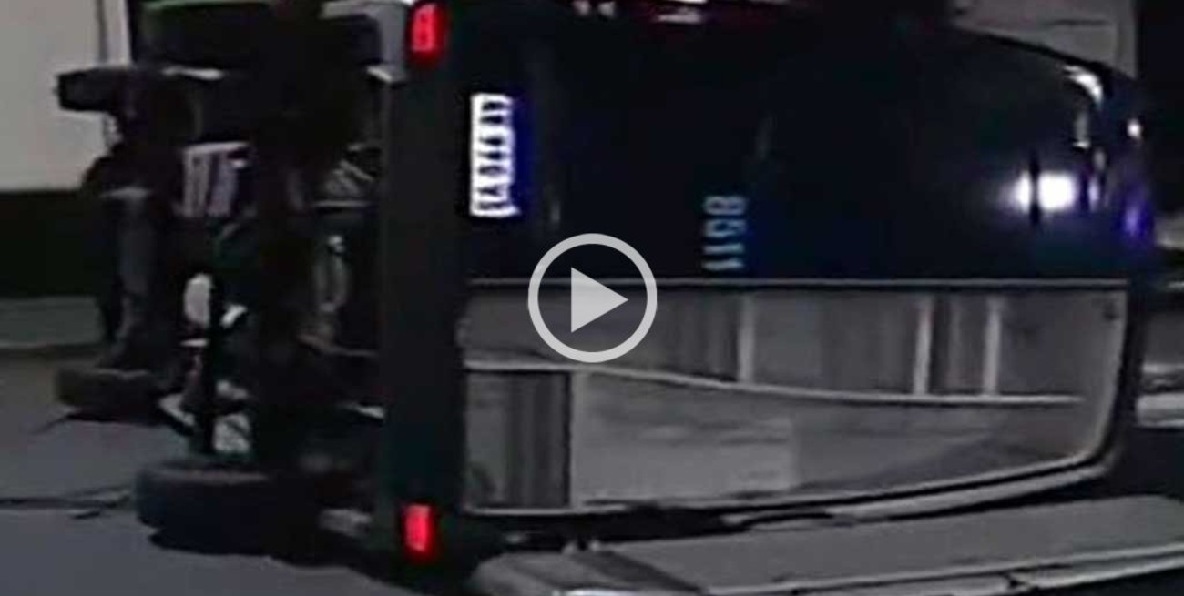 Video: camioneta de la policía chocó cuando iba a hacer pericias por el caso de Chano Charpentier