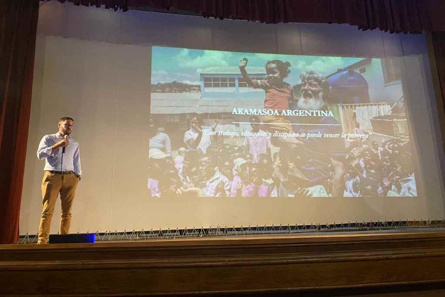 ELLITORAL_426952 |  Gentileza Los pobres no quieren más planes sociales, quieren un trabajo digno , aseguró Vigo Gasparotti en la conferencia realizada en el colegio Inmaculada, donde cursó sus estudios secundarios.