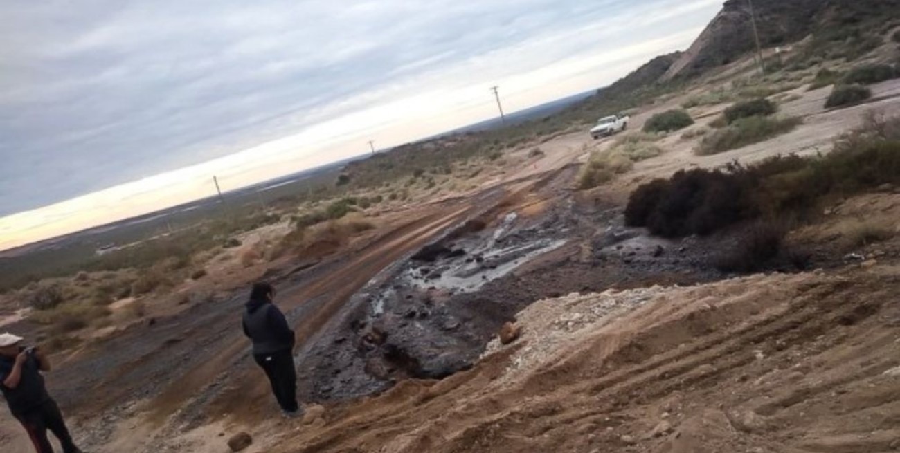 Contienen gran derrame de petróleo en Río Negro y evalúan daños ambientales