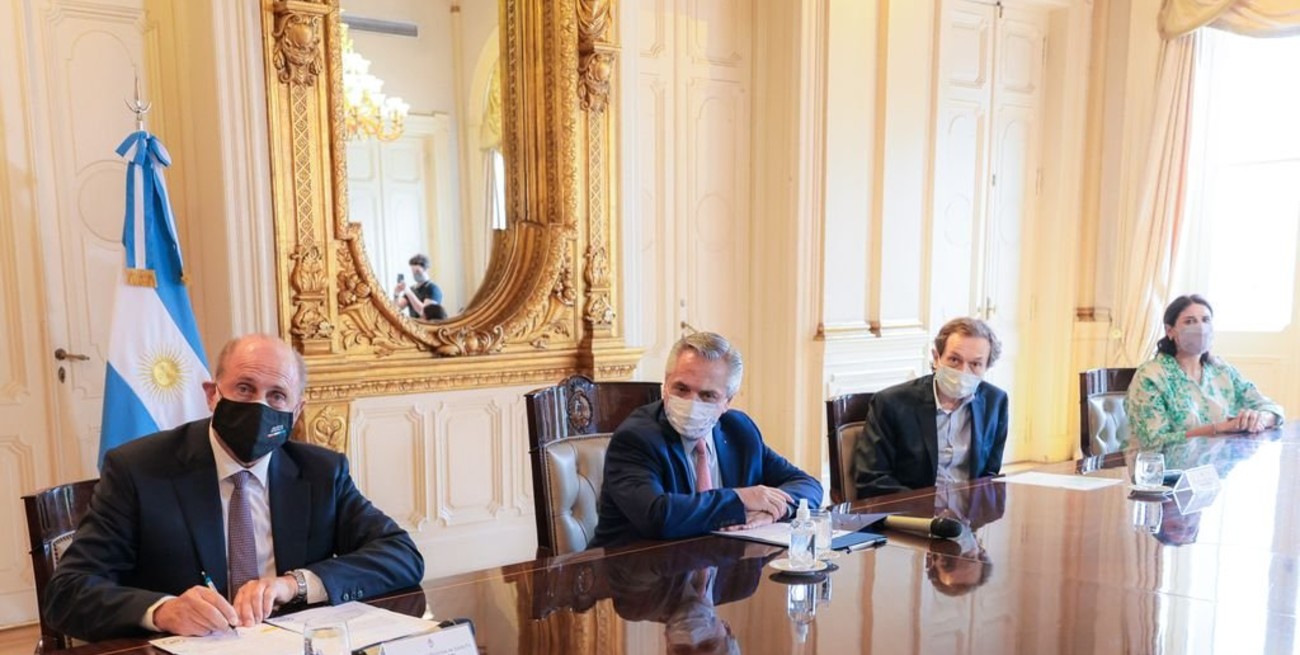 Fernández y Perotti firmaron la inversión para el programa "Santa Fe + Conectada"