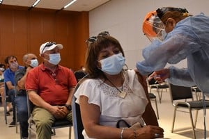 ELLITORAL_420011 |  Télam Telam Córdoba 20/11/2021
Continua la vacunación tercera dosis  para el personal de salud, educación, integrantes de las fuerzas de seguridad, mayores de 70 años y personas con comorbilidad. 
foto Laura Lescano