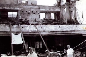 ELLITORAL_376127 |  Archivo El Litoral El incendio de 1964 redujo a escombros y cenizas al edificio que fuera un emblema de la calle San Martín como Casa Beige, Casa Tía y la confitería Los Dos Chinos. Once meses después, fue reabierto.