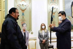 Gentileza El actor Steven Seagal le regaló una espada a Nicolás Maduro.