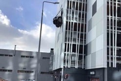 Un Porsche quedó colgado en el aire tras atravesar la pared de un parking a varios pisos de altura