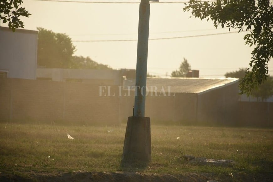 ELLITORAL_432722 |  Manuel Fabatia En esta imagen puede observase el polvillo suspendido en el aire en la avenida Riccheri y sus adyacencias. En esta zona la nombrada arteria no cuenta con pavimento, solo mejorado pétreo, como las calles internas de la barriada.
