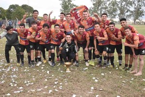 ELLITORAL_411107 |  Gentileza Liga Paivense La alegría de Colón de Emilia con la copa de campeón.