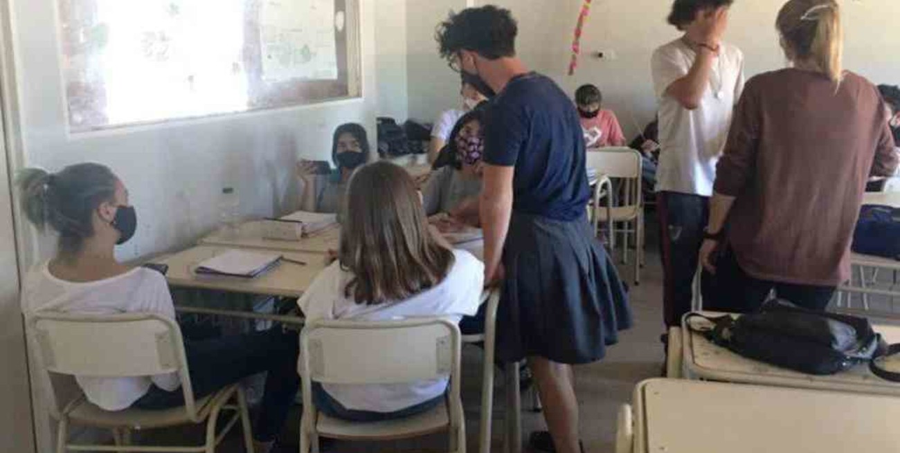En Córdoba, por la ola de calor, un alumno fue al colegio de pollera