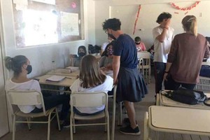 ELLITORAL_413404 |  Gentileza Ante las altas temperaturas que se registran en la provincia de Córdoba, y como no permiten usar pantalones cortos en su escuela, un alumno fue a clases con pollera.