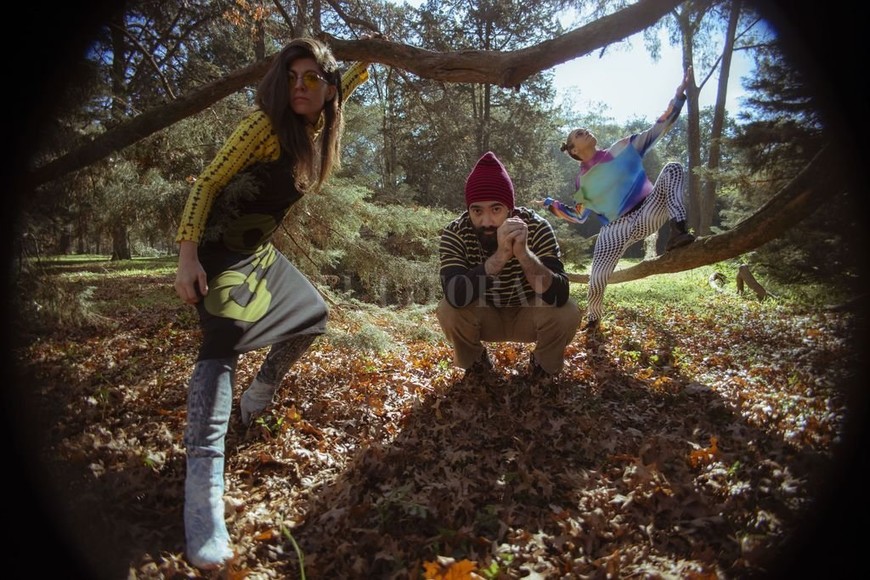 ELLITORAL_410591 |  Gentileza Belén Asad El trío en el video de  Día mil , dirigido por Belén Asad: un aporte al cambio social desde los márgenes posibles de una canción.