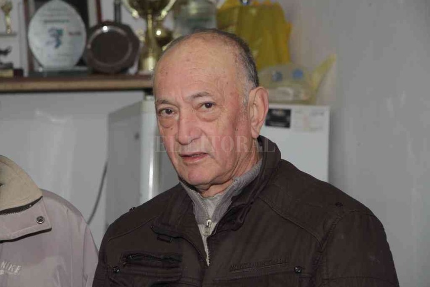 ELLITORAL_387737 |  Manuel Fabatía José Ledesma,. socio fundador del club. Hoy disfruta del presente de su querido Nacional donde espera que vuelva el fútbol, deporte que lo divierte cada sábado.