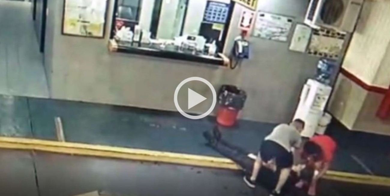Video: encontró su auto rayado en el estacionamiento y dejó inconsciente al playero tras un golpe
