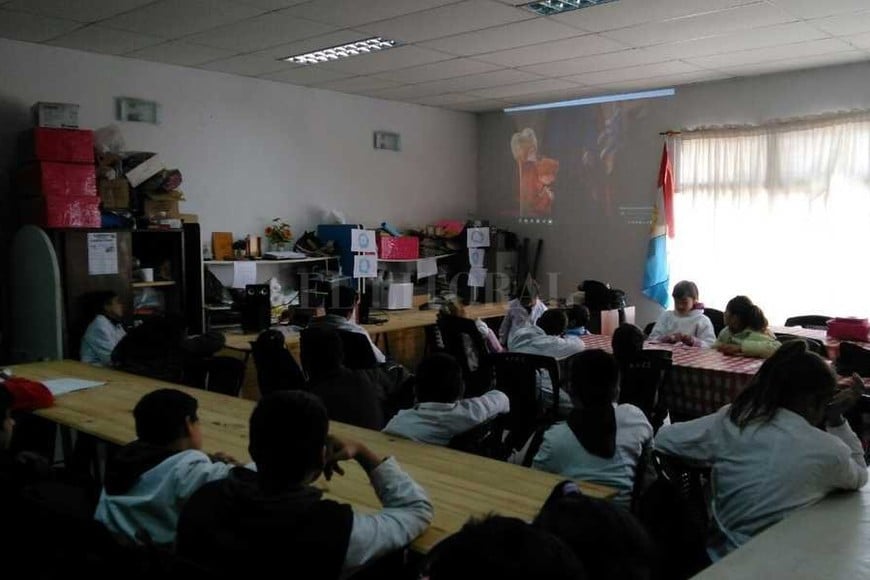 ELLITORAL_186622 |  Gentileza Escuela de Campo Jullier Al mal tiempo... Cuando no pueden ir a su escuela, los alumnos de Campo Jullier dan clases en el la sede de la Agrupación de Asociaciones de Cooperadoras Escolares de Santo Tomé. Las maestras se las ingenian para coordinar actividades que puedan realizar entre todos.