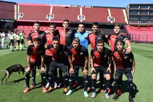 ELLITORAL_413429 |  Gentileza Prensa Colón Los 11 de  Chupete . Se jugó en el estadio Brigadier López y no en el predio el cruce de las reservas en la mañana del lunes. Colón le ganó 2-1 al  Pincha  y lo bajó de la punta (ahora la comparte con Boca)