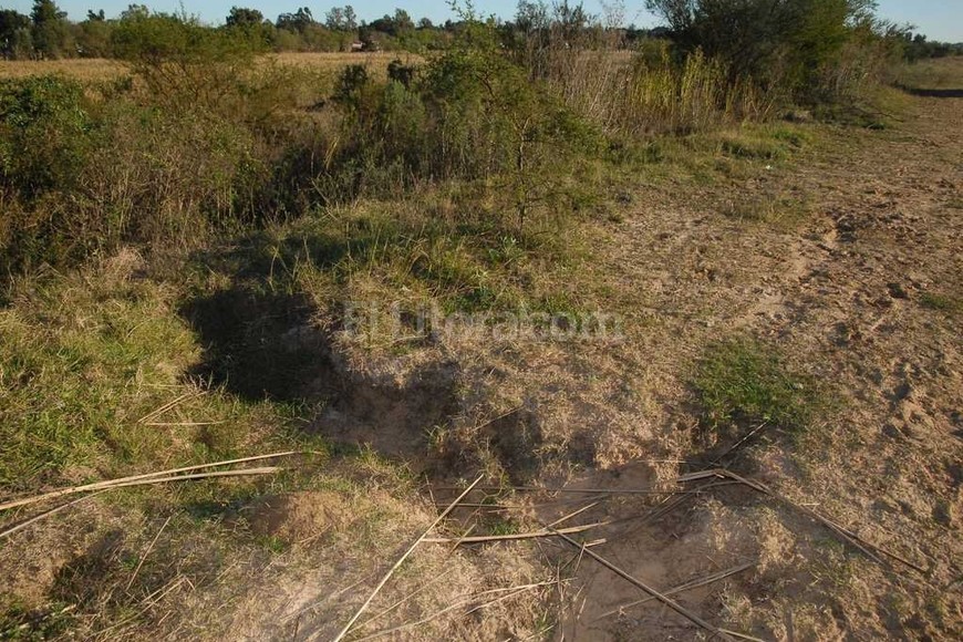 ELLITORAL_149886 |  Archivo El Litoral / Flavio Raina En el anillo de defensas hay cárcavas, sectores donde faltan canales de guarda y zonas con viviendas radicas en reservorios y sobre el talud del terraplén.