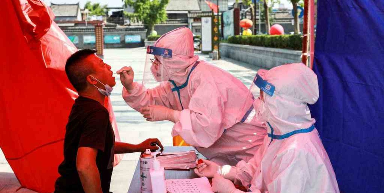 China aisló a una ciudad y se agrava su rebrote de coronavirus