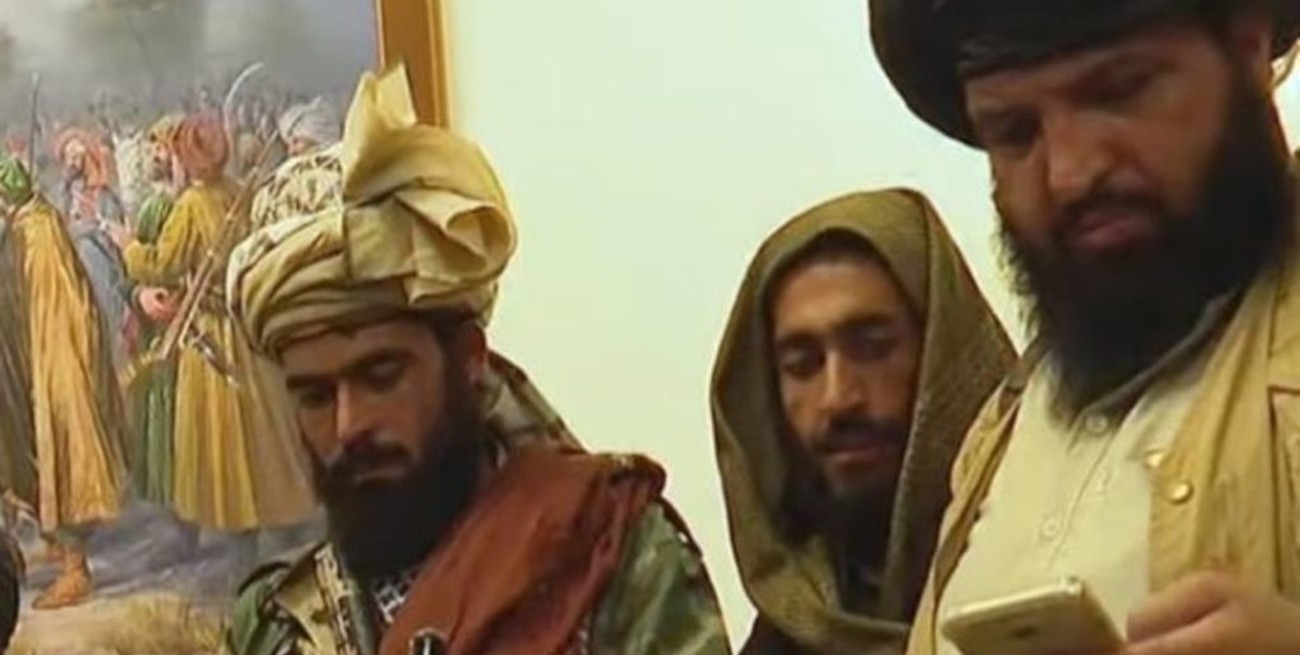 Facebook prohíbe en sus plataformas todo contenido de origen talibán o que apoye a esa milicia