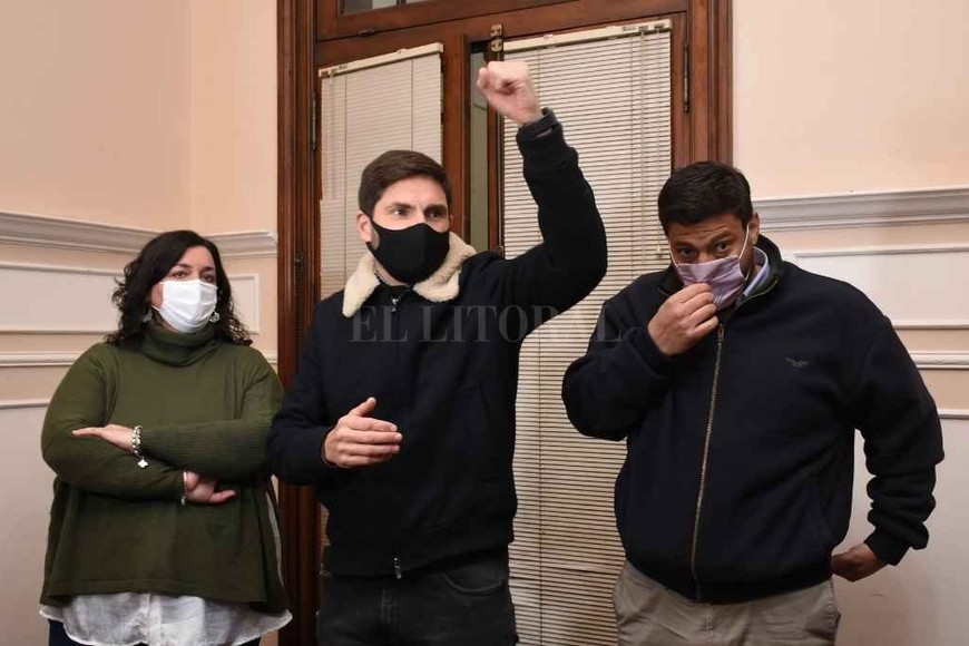 ELLITORAL_393923 |  Flavio Raina Pullaro rodeado por Carolina Piedrabuena y el macrista Gabriel Chumpitaz en la presentación de Evolución.