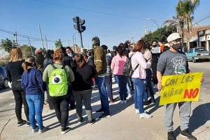 ELLITORAL_400570 |  Gentileza Vecinos del barrio Los Cipreses, protagonizaron una marcha semanas atrás, en la intersección de las avenidas Aristóbulo del Valle y French.