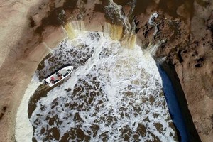 Fernando Nicola El Litoral navegó en cercanías al salto y registró el fenómeno que se volvió un atractivo para vecinos y turistas.
