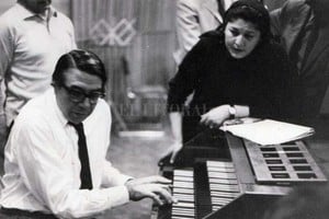 Archivo Ramírez Municipalidad de Santa Fe Juntos. Ariel Ramírez y Mercedes Sosa durante la grabación de Alfonsina y el mar, tema incluido en el disco Mujeres Argentinas, en 1969.