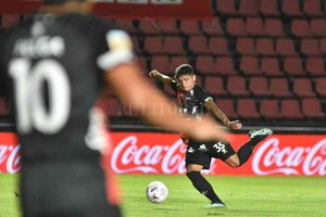 Pablo Aguirre Está  Pulga , asoma Farías. Toda la experiencia de uno (el  10  de SImoca) y toda la frescura del pibito de Los Hornos en ese remate. Un binomio de ataque, con Rodríguez-Farías, que parece tener la receta exacta en Colón.