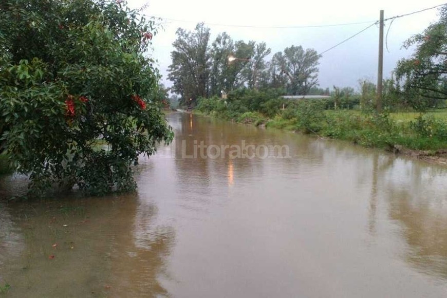 ELLITORAL_149880 |  Gentileza Grupo Reclamos Las Paltas en Facebook En los Urunday al 5200 la mala ejecución del desagüe, se dejó la tierra sobre la calle al lado de la zanja, complicó el escurrimiento del agua