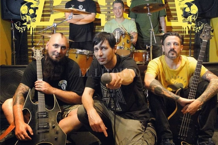 ELLITORAL_423680 |  Gentileza Poquet / Ariel Nadalini Formación 2021: Emiliano (invitado), Leandro Butto, Manu Branca, Lio Mori, Adrián Sunier y Nakyo Farías, en la portada de la revista Poquet.