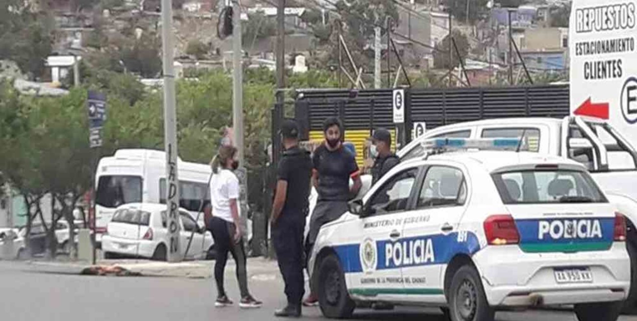 Tucumán: intentó evadir un control de alcoholemia, chocó a un inspector, agredió a un policía y terminó detenido